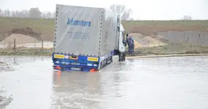 Микробус с работници заседна в локвата преди Свободна зона