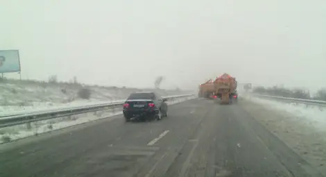 Пътните настилки в страната са предимно заснежени на места мокри