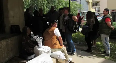 Старец с катетър пратен да прави избори в секционна комисия