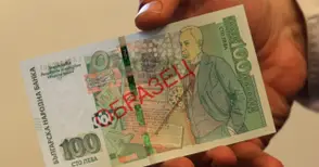 Двама приятели от елитна гимназия си вдигали адреналина с пробутване на фалшиви столевки