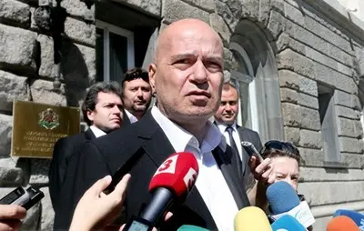 Съдът остави без разглеждане жалбата на Слави срещу резултатите от референдума Съдът остави без разглеждане жалбата на Слави срещу резултатите от референдума