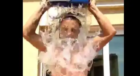 Бербатов предизвика Моутиньо, Видич и Евра с &bdquo;ледената кофа&ldquo; /видео/