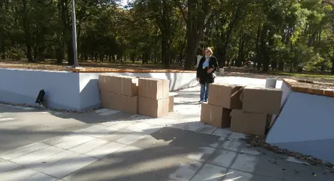 Паметникът на Левски така си остана  насред недовършеното пространство