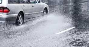 Как трябва да се кара в дъжд?