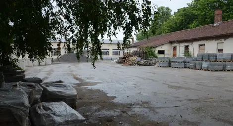 Дворът на бившата транспортна гимназия от година е склад за строителни материали