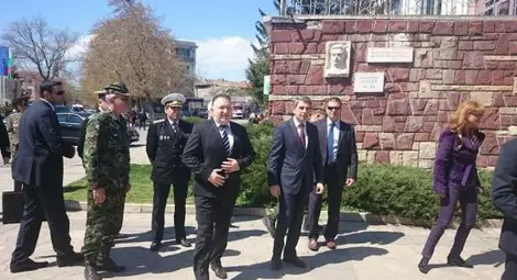 Нагостиха президента с агне и домашно сирене в Карлово Нагостиха президента с агне и домашно сирене в Карлово