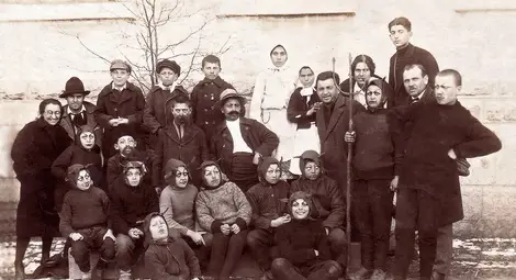 5. Участници с ученическата пиеса &ldquo;Спиртовар&rdquo;. Вторият отдясно наляво, прав на първия ред, е Цвятко Гърдев (учител), четвъртият &mdash; Трифон Караилиев (директор на Прогимназията), а най-вляво &mdash; Ружа Костова (учителка), Поликрайще, март 1928 г.