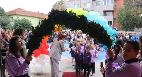 Областният управител на Русе Драгомир Драганов към първолаците  в ОУ &bdquo;Ангел Кънчев&ldquo; :  Бъдете любознателни, четете и не се притеснявайте да търсите отговори на трудни, непознати и нестандартни въпроси