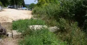 Съседски идилии: Път във вилна зона затворен след настилане с лични пари