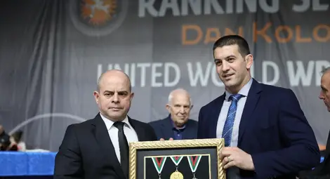 Христо Маринов връчи на Пламен Стоилов плакет от името на федерацията.