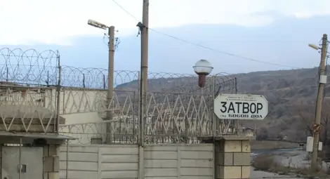 Екшън в затвора в Бобов дол - лишен от свобода се качи на покрива, постави искания