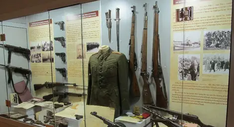 Старинни саби, берданки и манлихери правят компания на мотор с кош в музея