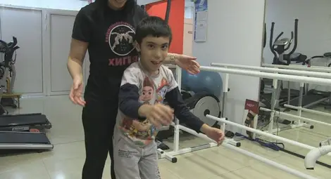 Криси е упорит, дори инат, но точно инатът му помага да следва мечтата си - един ден да стане като Христо Стоичков