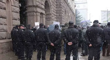 Учени протестират с гнили домати и изцапано бельо /галерия/