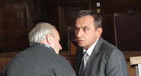 Адвокат Людмил Павлов консултира подзащитния си Петко Илиев в съда малко преди оправдаването му. Снимка:Архив &bdquo;Утро&ldquo;