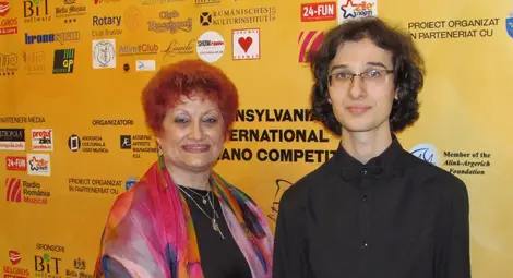 Николай Димитров заедно с преподавателката си Даниела Кюркчиева в Брашов.                                       Снимка/ Личен архив