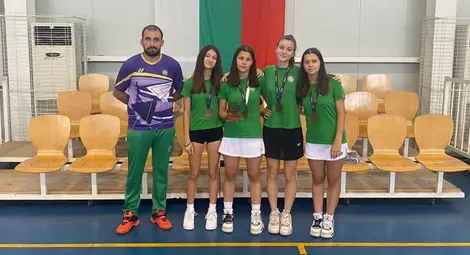 На кадъра отляво надясно: Васил Пасков,  Екатерина Жечева, Кристина Георгиева, Божидара Йорданова и Силвена Георгиева. 						        Снимка: &bdquo;Утро&ldquo;