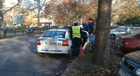 Брутално! Шофьор карал 60 метра с блъсната жена на покрива и избягал