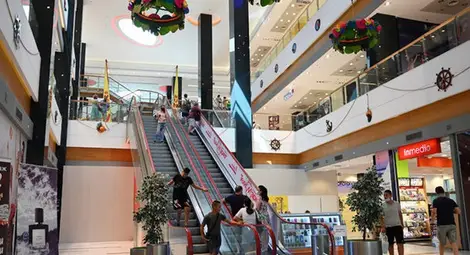 Двама румънци крали 6 пъти от един и същ магазин в Мол Русе