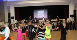 Танцьорите от „Фламинго“ с плакет за рождения си ден