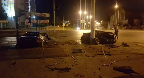 Трима тежко ранени в среднощен удар между два мерцедеса