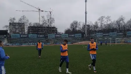 Сантос /в средата/ проведе тренировката в добро настроение. Снимка: Георги ХРИСТОВ Сантос /в средата/ проведе тренировката в добро настроение. Снимка: Георги ХРИСТОВ