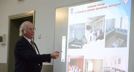 Университетът ще обучава дистанционно 800 студенти