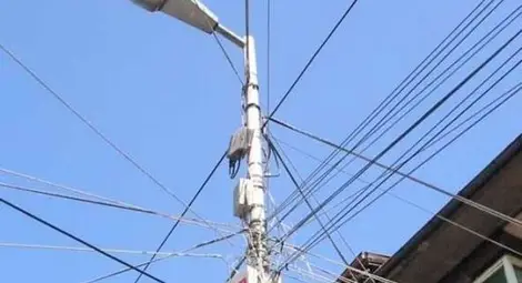 Кабелджия загина, падайки от стълб