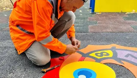 Цветни стикери за интерактивни игри радват децата на три места в Русе