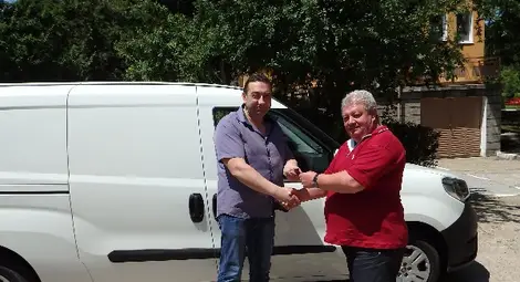 Кметът на Ценово Петър Петров връчи вчера ключовете за новия миниван на кмета на Караманово Бисер Блажев, който благодари от името на жителите на селото, които получават заслужени грижи и внимание. 		            Снимка: Марий ПЕЙЧЕВ