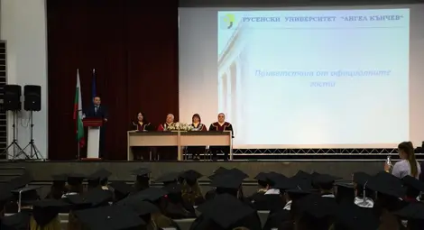 Пълните отличници и първенците на специалности на Випуск 2025 на Русенския университет получиха своите дипломи