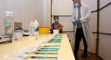 Рекорден брой французи искат да се ваксинират преди строгите мерки