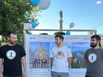 Фотоизложбата &bdquo;По река Дунав от Голямата до Малката Виена&ldquo; беше открита от велоприключенците &bdquo;Slow Riders&ldquo; на площад &bdquo;Свобода&ldquo; в Русе