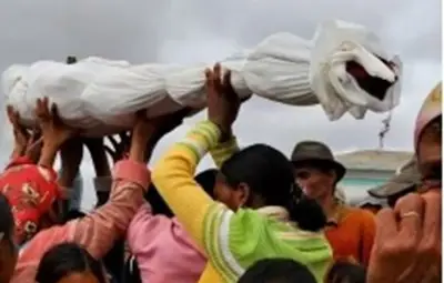 Ритуални танци с мъртъвци сеят чума в Мадагаскар (Видео)