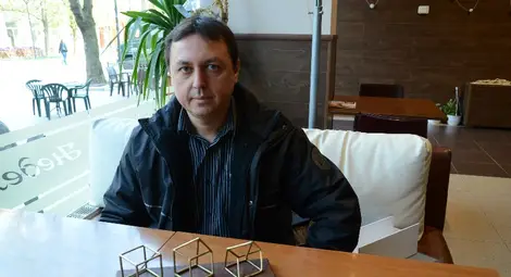 Йордан Дойчинов прави реално възможни невъзможния куб и стълбата на Пенроуз