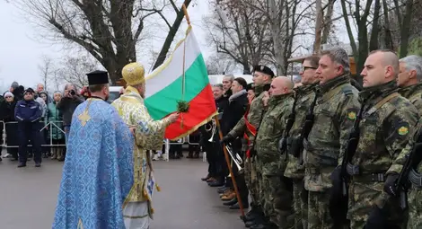 Тържествен богоявленски водосвет на бойните знамена бе извършен днес в Русе