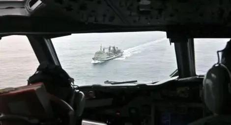 Нова следа: Зелена и оранжева отломки засечени в района на търсене на боинга