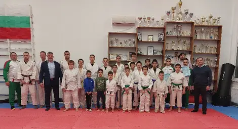 Млади бойци от &bdquo;Динамо&ldquo;  с награди от кмета