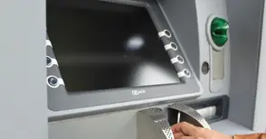 От банкомата научих, че съдебен изпълнител ми е наложил запор. Законно ли е това?