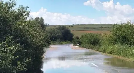 Чистят дигите на река Студена, наводнила Караманово през юли Чистят дигите на река Студена, наводнила Караманово през юли