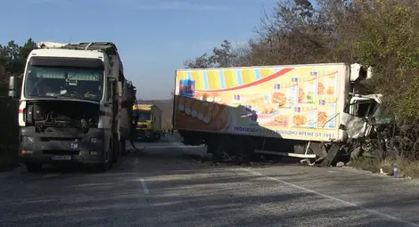 Български тир се блъсна в аварирал румънски колега