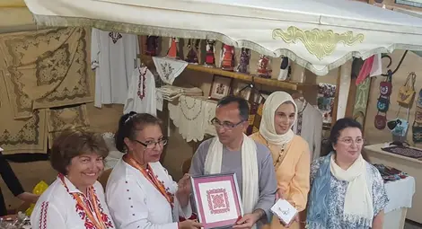 Кметът на Шиле Джан Табакоглу връчи на Севим и нейните колеги сертификат за участие в престижния фестивал.  Снимка: Личен архив