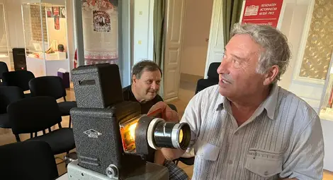 Хачик и Едварт Лебикян демонстрират възможностите на магическия фенер . Снимка: РИМ Хачик и Едварт Лебикян демонстрират възможностите на магическия фенер . Снимка: РИМ