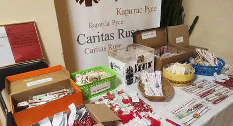 С мартенички Каритас събира пари за лекарства и тангентор