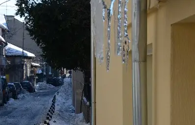 Спасителният отряд чисти от висулки само обществени сгради