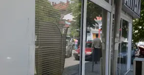 Стъклото на аптека „Марешки“ счупено заради 200 лева