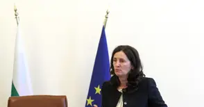 Бобева пристига в Русе със солиден икономически екип