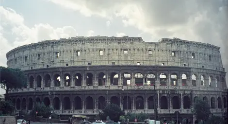 Колизеума (Амфитеатър на Флавиите), чиито строеж започва през 72 г. по времето на Веспасиан, бива завършен от сина му Тит през 80 г. 