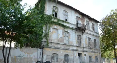 Събарят още две от бившите казарми на Пети пехотен полк Събарят още две от бившите казарми на Пети пехотен полк