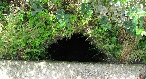 Дълбока 1,5 метра дупка се  отвори зад блок &bdquo;Виталина&ldquo;